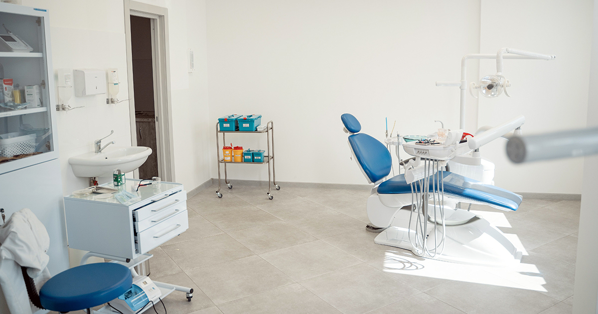 Faenza, il centro dentistico “Dottor D” sospende le cure senza preavviso: nel mirino la società Vortika Srl