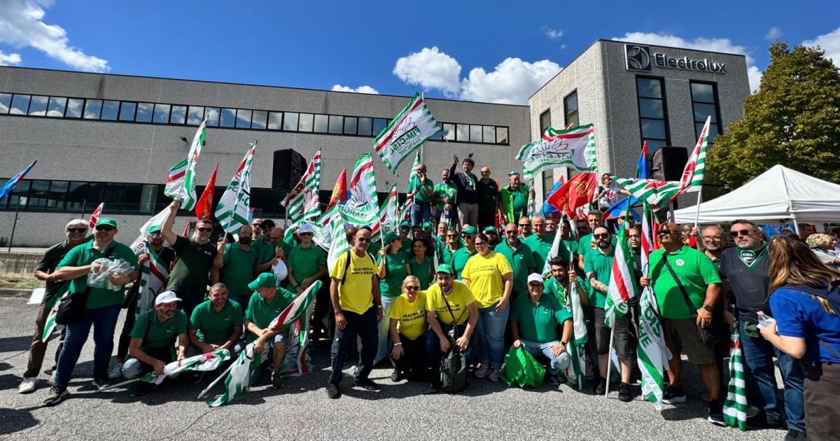 Electrolux, i sindacati: “Non è una prospettiva industriale accettabile”. Forlì in piazza a Cerreto d’Esi