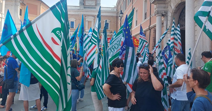 Ravenna, sindacati in piazza per la sicurezza sul lavoro: “Basta morti, riaprire subito il tavolo”