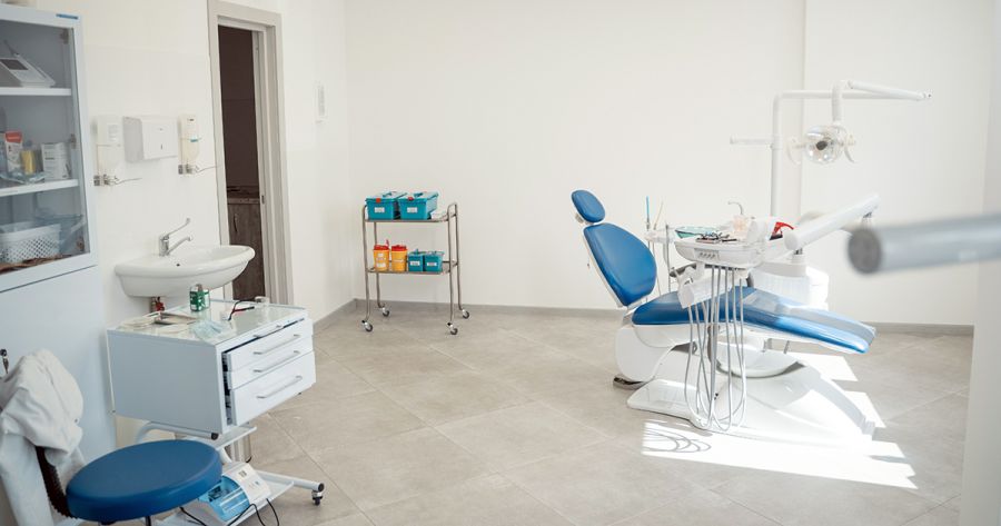 Faenza, il centro dentistico “Dottor D” sospende le cure senza preavviso: nel mirino la società Vortika Srl
