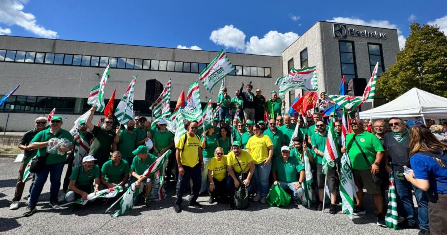 Electrolux, i sindacati: “Non è una prospettiva industriale accettabile”. Forlì in piazza a Cerreto d’Esi